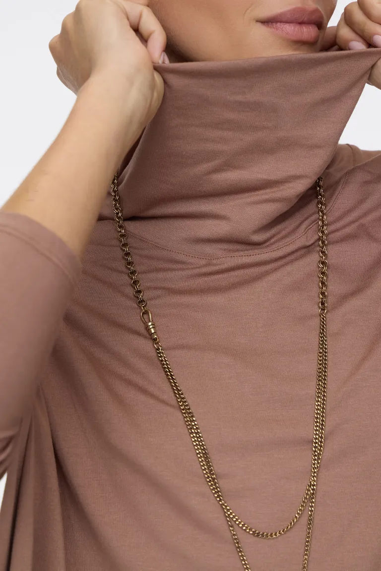 Remera de corte holgado con cuello caído amplio y aberturas laterales en el ruedo de Cuesta Blanca en Remeras para argentina