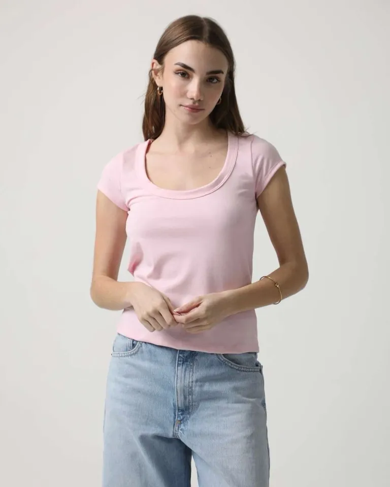 Remera rosa de escote en U, diseño básico y versátil para vestir con estilo de Hesed en Remeras para argentina