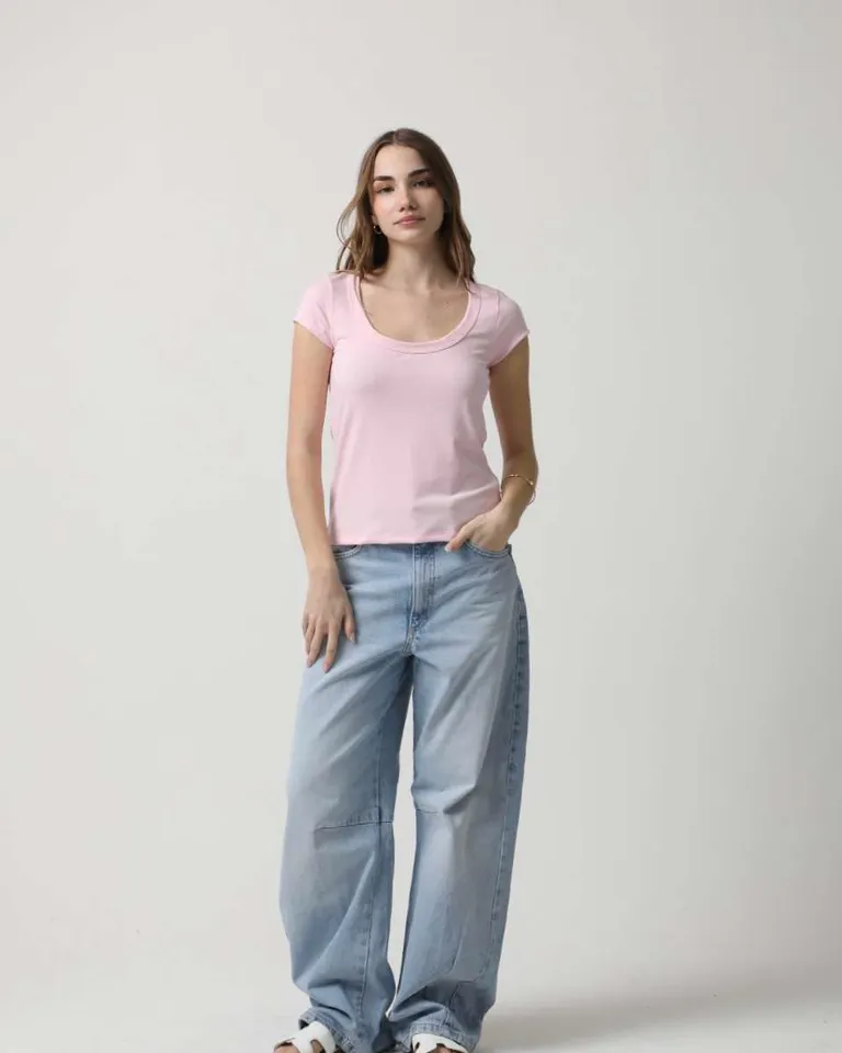 Remera rosa de escote en U, diseño básico y versátil para vestir con estilo de Hesed en Remeras para argentina