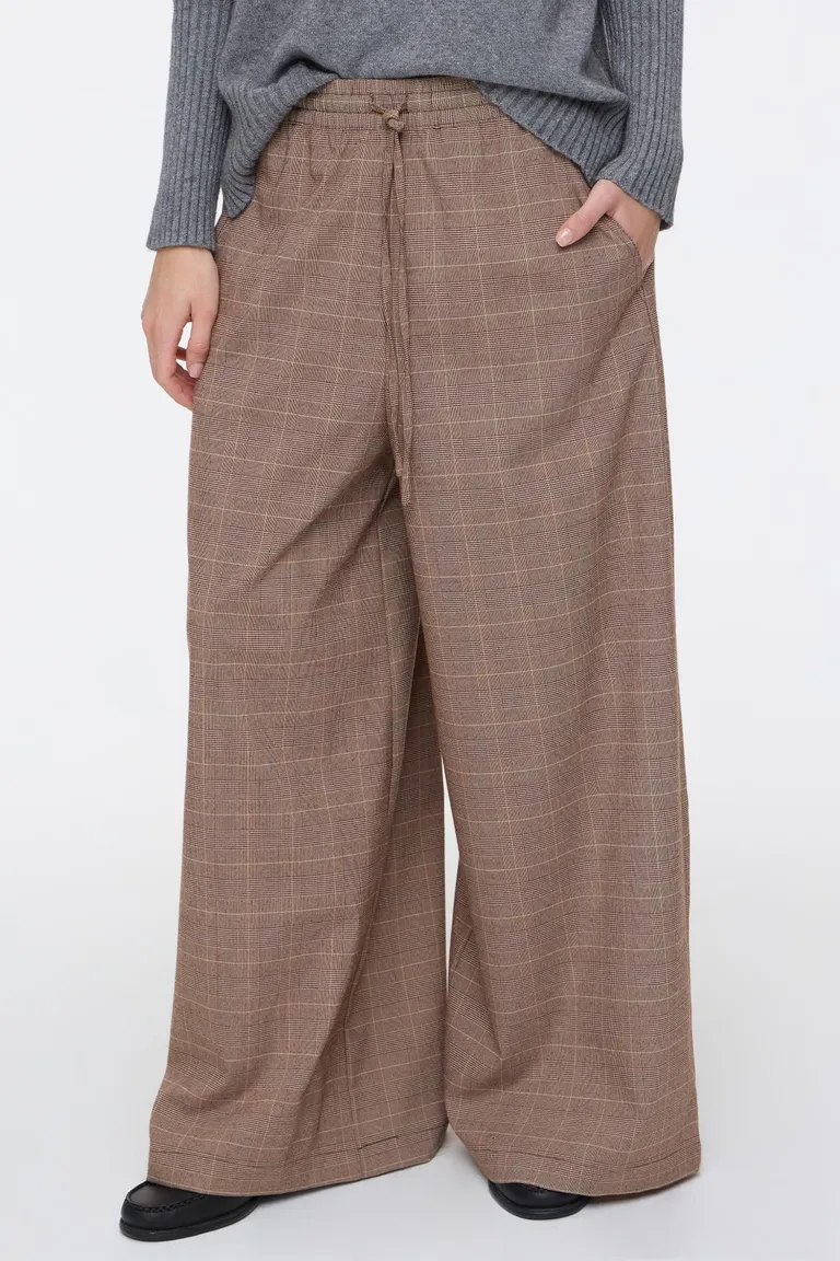 Pantalón palazzo de tiro alto con diseño cuadrillé, bolsillos laterales y lazo ajustable en cintura de Cuesta Blanca en Pantalones para argentina