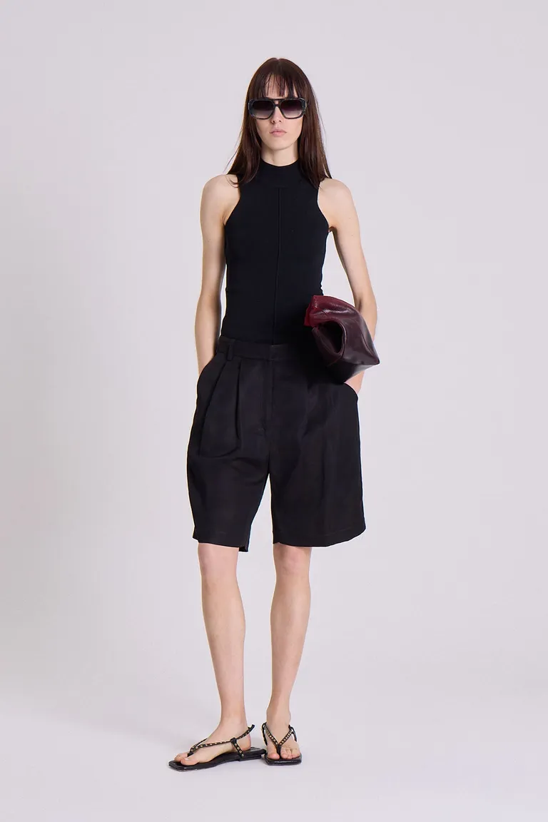 Top sin mangas negro en tejido de punto interlock con escote a la base y silueta ajustada de Maria Cher en Tops para argentina