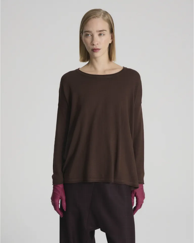 Remera de corte relajado con escote bote, hombros caídos y aberturas laterales en el ruedo de Blue Sheep en Remeras para argentina