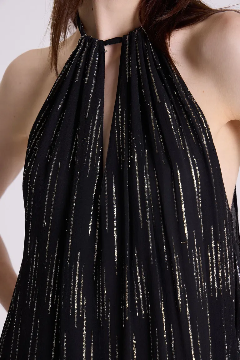 Vestido largo de georgette con lurex plateado, diseño amplio y voluminoso con lazo ajustable en el cuello de Maria Cher en Vestidos para argentina