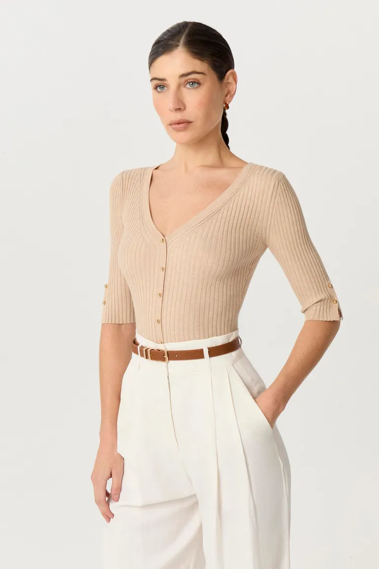 Remera tejida de corte anatómico con escote en V y botones frontales de Markova en Remeras para argentina