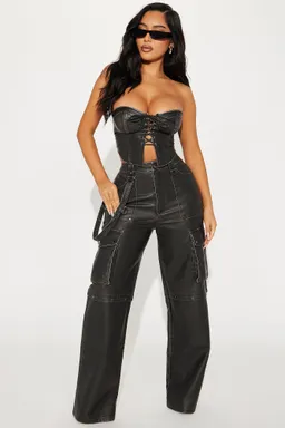 Conjunto pantalón cuero sintético kira de Fashion Nova en Pantalones para argentina