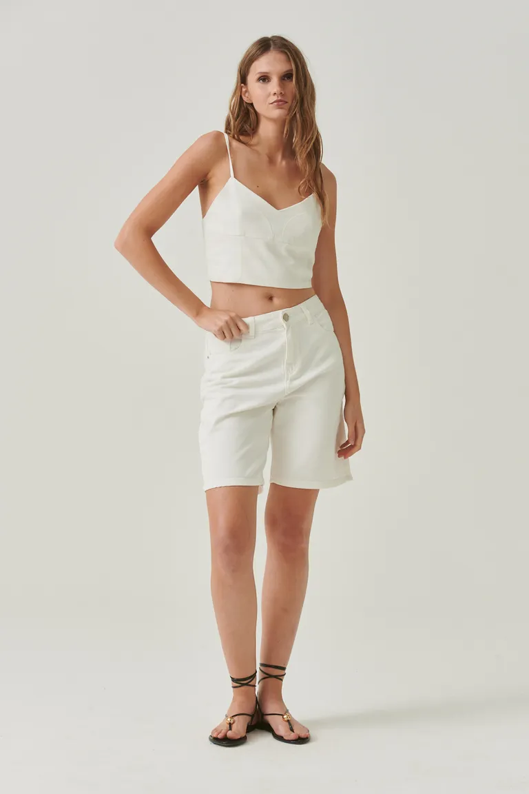 Bermuda blanca de tiro medio y corte clásico, pieza básica y atemporal para looks de verano de Sweet en Shorts para argentina