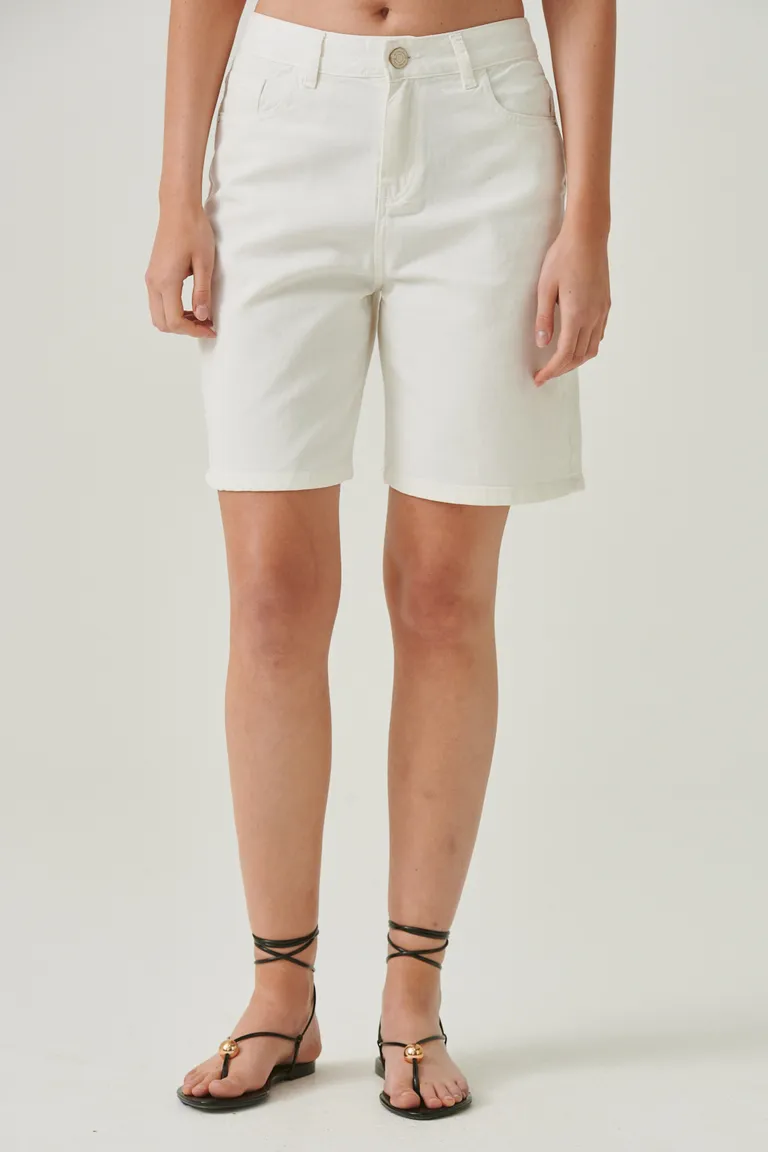 Bermuda blanca de tiro medio y corte clásico, pieza básica y atemporal para looks de verano de Sweet en Shorts para argentina
