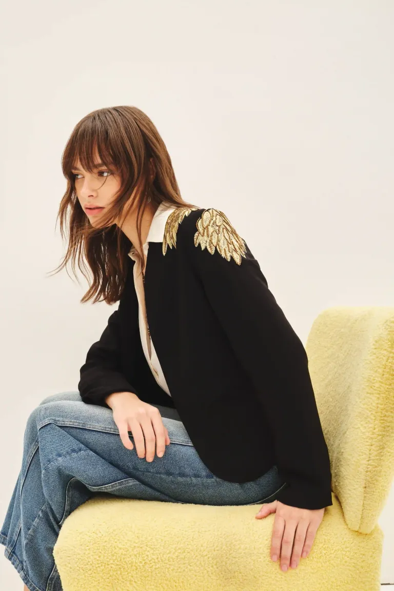 Blazer negro con detalles dorados bordados en hombros y mangas de Rapsodia en Blazers para argentina