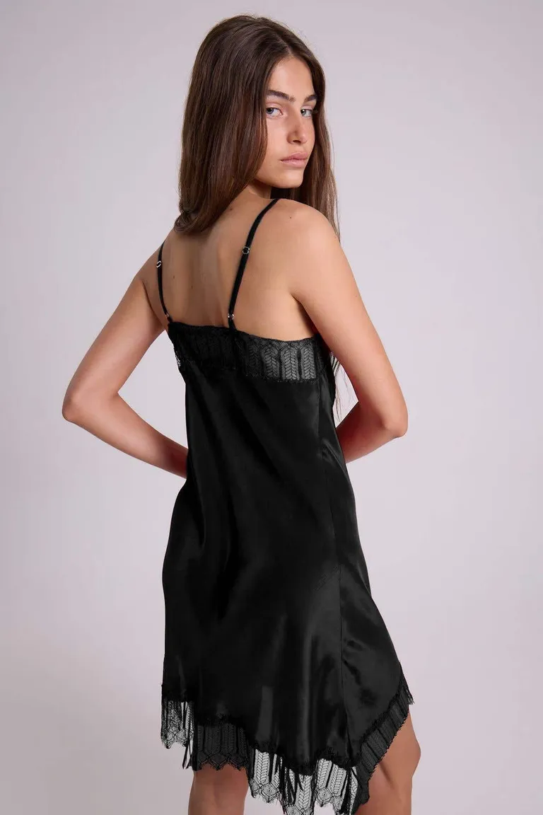 Vestido corto negro de crepe con escote cuadrado y encaje de Maria Cher en Vestidos para argentina