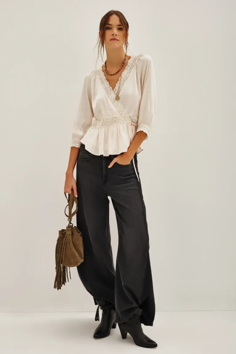 Blusa cruzada con detalles de puntilla y lazos en cintura de Rapsodia en Blusas para argentina