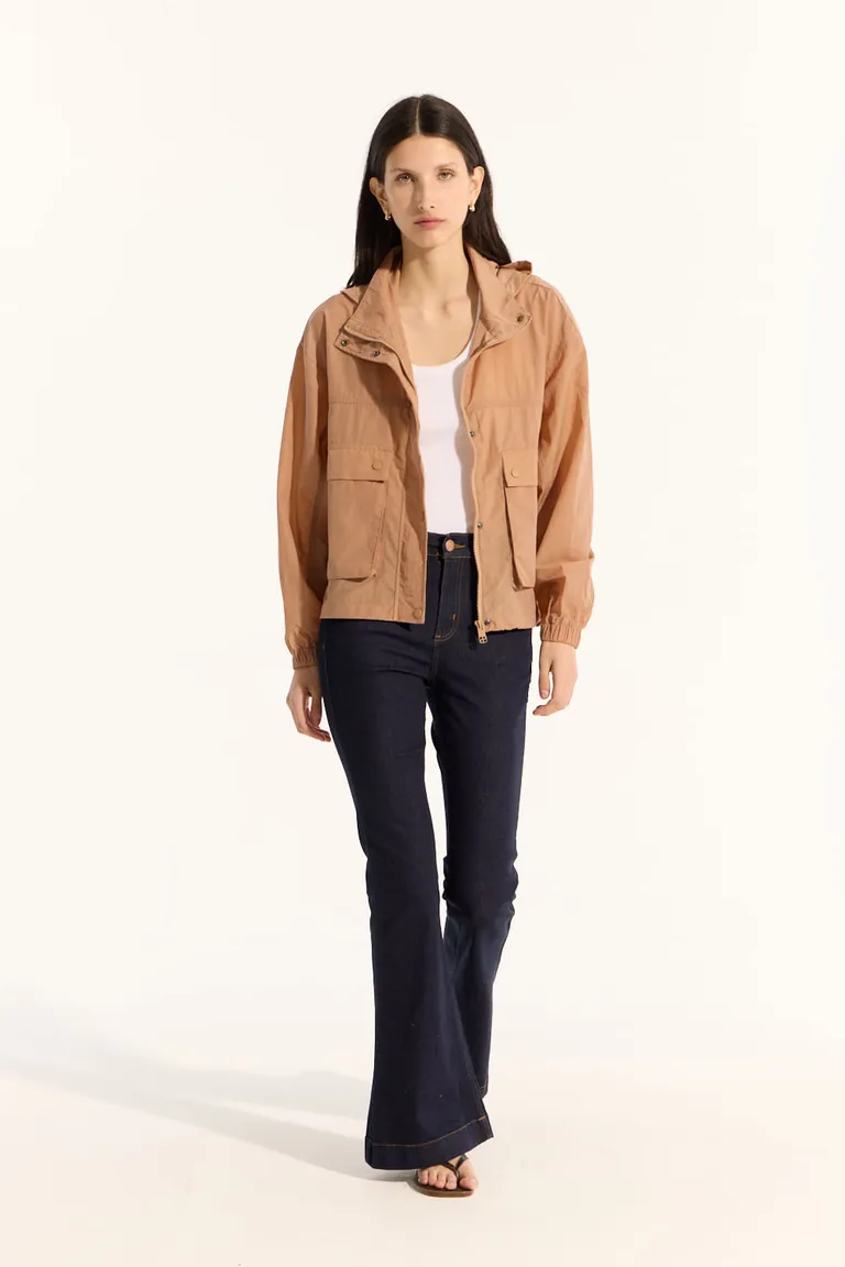 Piloto de calce holgado con capucha incorporada, tela super liviana y repelente al agua. de Portsaid en Chaquetas para argentina