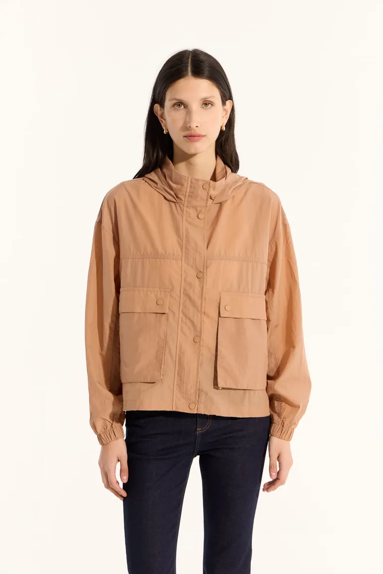 Piloto de calce holgado con capucha incorporada, tela super liviana y repelente al agua. de Portsaid en Chaquetas para argentina