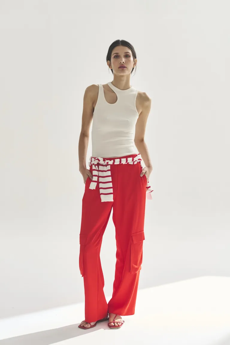 Pantalones cargo rojos Whitman para mujer - Diseño moderno y versátil de Akiabara en Pantalones para argentina