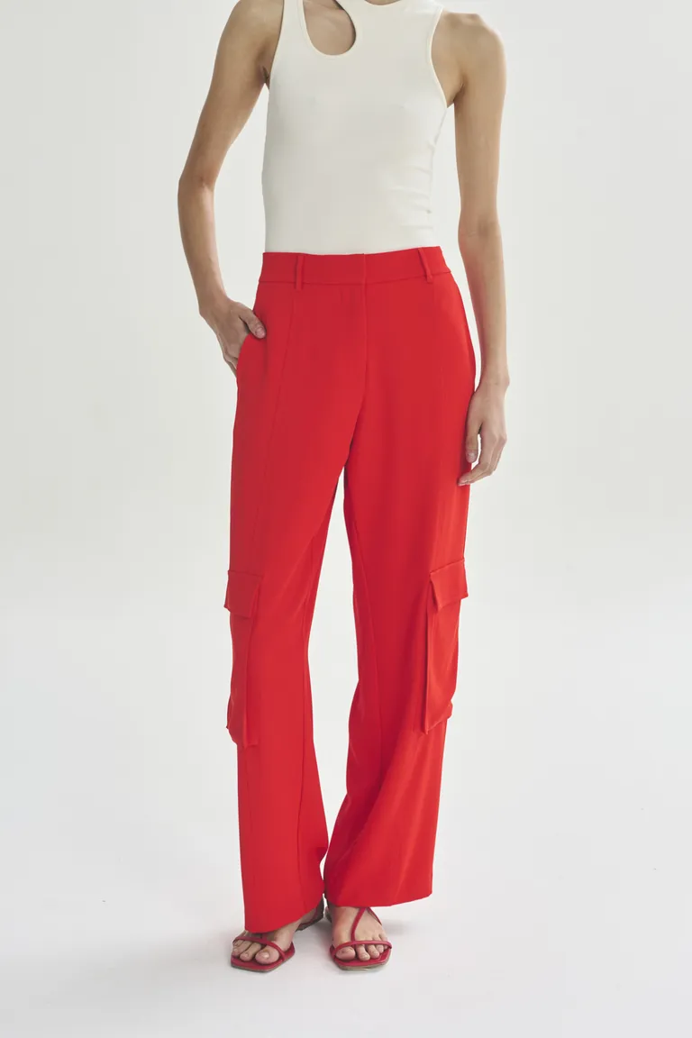 Pantalones cargo rojos Whitman para mujer - Diseño moderno y versátil de Akiabara en Pantalones para argentina