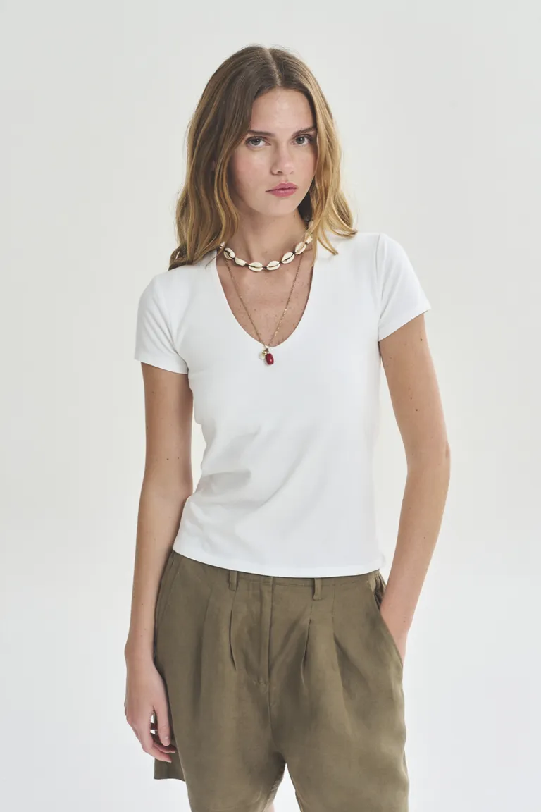 Remera de cuello en V diseño básico y elegante para mujer de Akiabara en Remeras para argentina