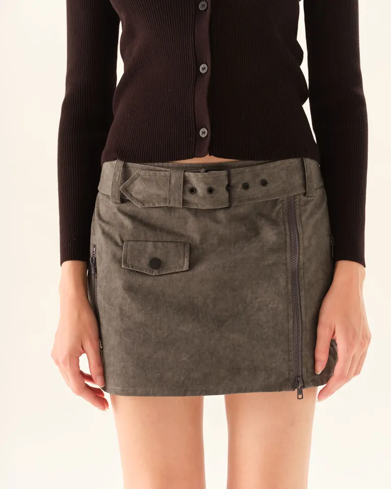 Pollera mini al cuerpo con cinturón incorporado, bolsillos laterales y cierre frontal para mujer de Furzai en Faldas para argentina