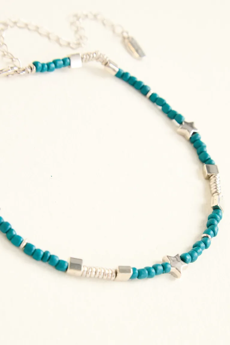 Gargantilla ajustable con mostacillas y dijes de estrellas con pasantes de Cuesta Blanca en Bijouterie para argentina