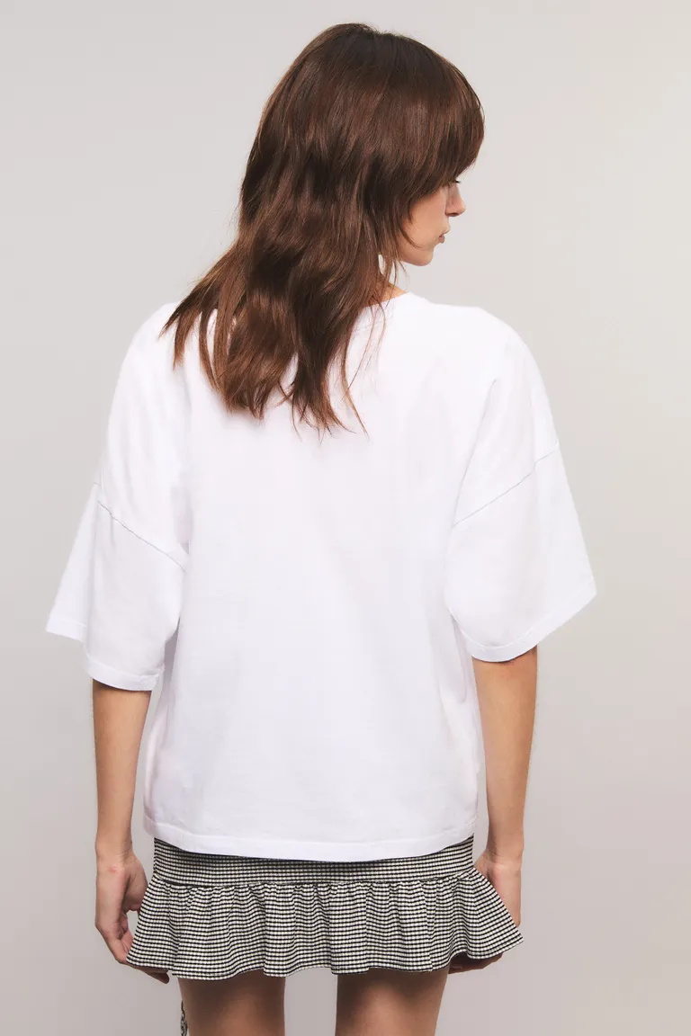 Remera blanca con estampado gráfico de estilo rockero para mujer de Kosiuko en Remeras para argentina