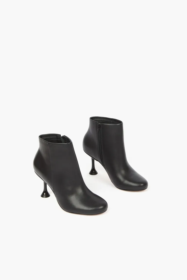 Botineta con cierre lateral y taco fino estilo flare de Mishka en Botas y Botinetas para argentina