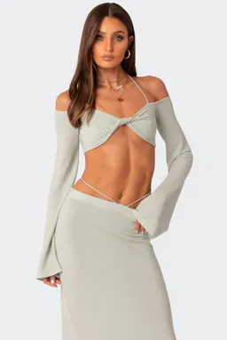 Crop top hombros descubiertos celeste de Edikted en Tops para argentina