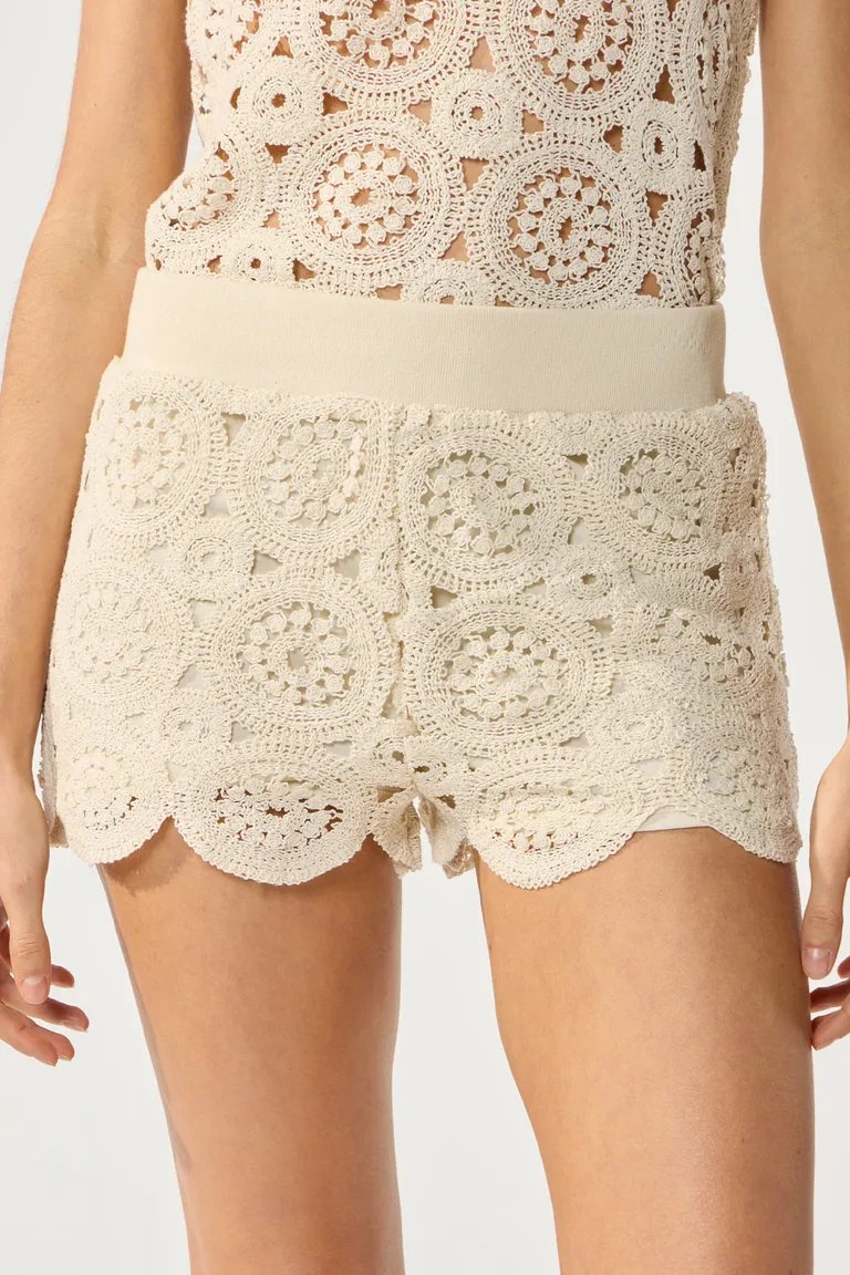 Shorts de tejido crochet con calados geométricos y cintura elastizada de Cuesta Blanca en Shorts para argentina