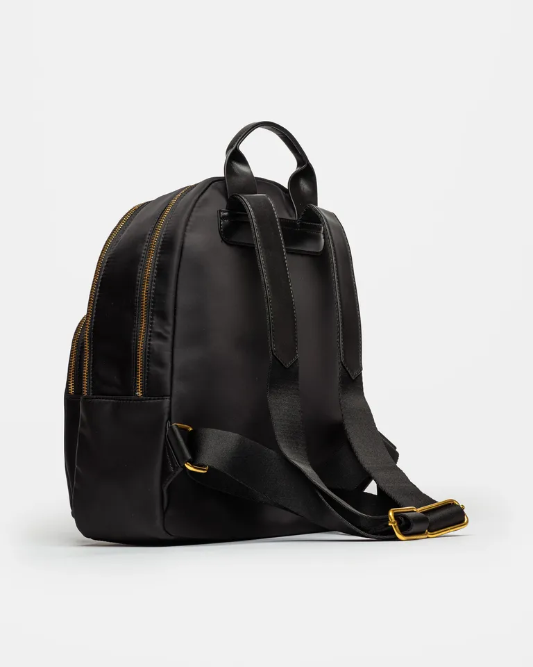 Mochila de nylon negro con detalles dorados: un accesorio versátil y de estilo deportivo de Prüne en Mochilas para argentina