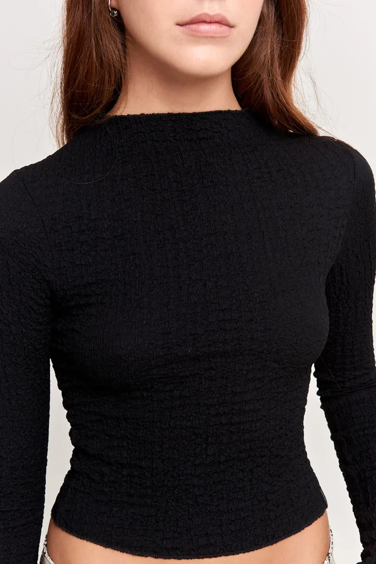 Remera de manga larga en crepe rugoso con cuello alto para mujer de 47 Street en Remeras para argentina