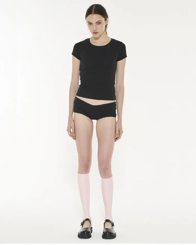 Remera negra de manga corta con textura desagujada para mujer de Ay Not Dead en Remeras para argentina