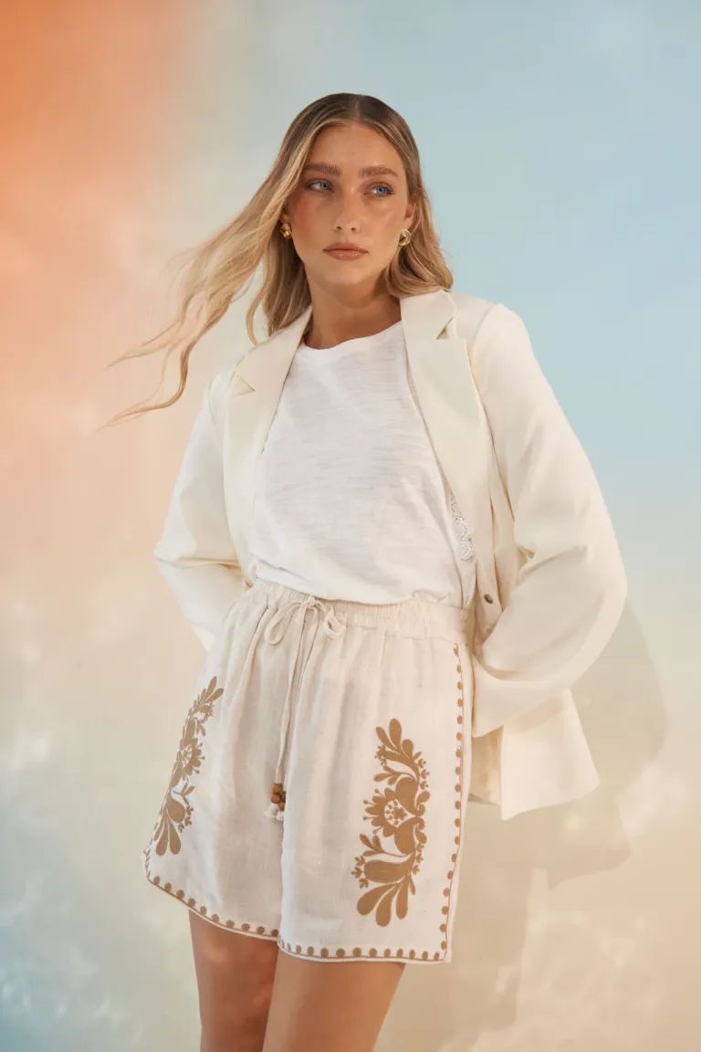 Conjunto de shorts blancos con bordados florales, una opción versátil para el verano de Apricot en Shorts para argentina