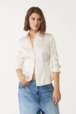 Camisa entallada satinada de Stradivarius en Camisas para argentina