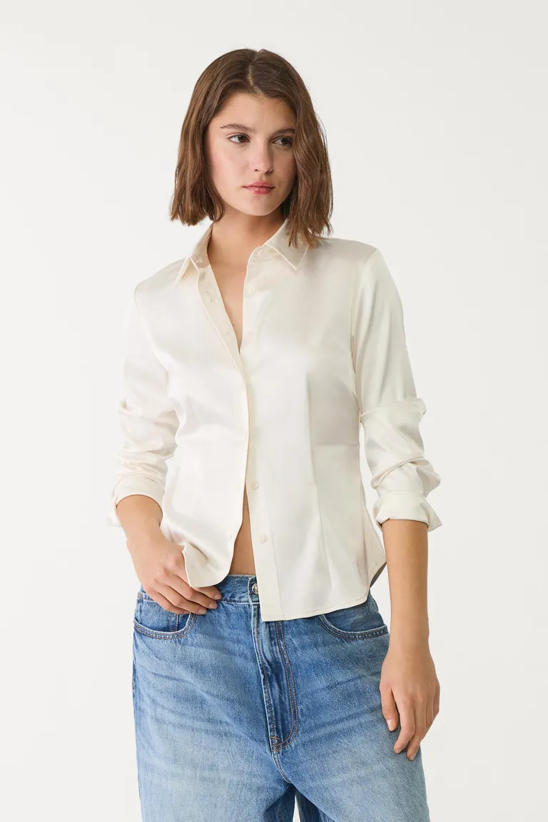 Camisa entallada satinada de Stradivarius en Camisas para argentina