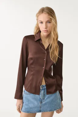 Camisa entallada satinada de Stradivarius en Camisas para argentina