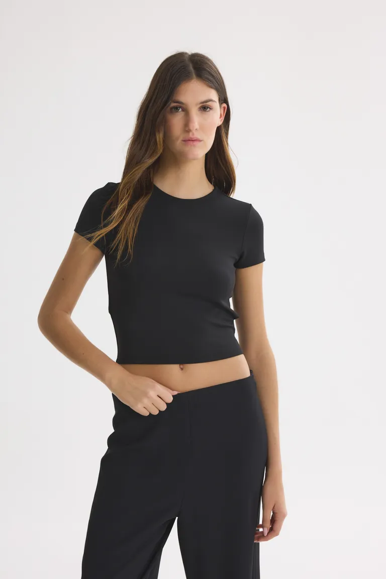 Remera de manga corta en color negro para mujer de Akiabara en Remeras para argentina