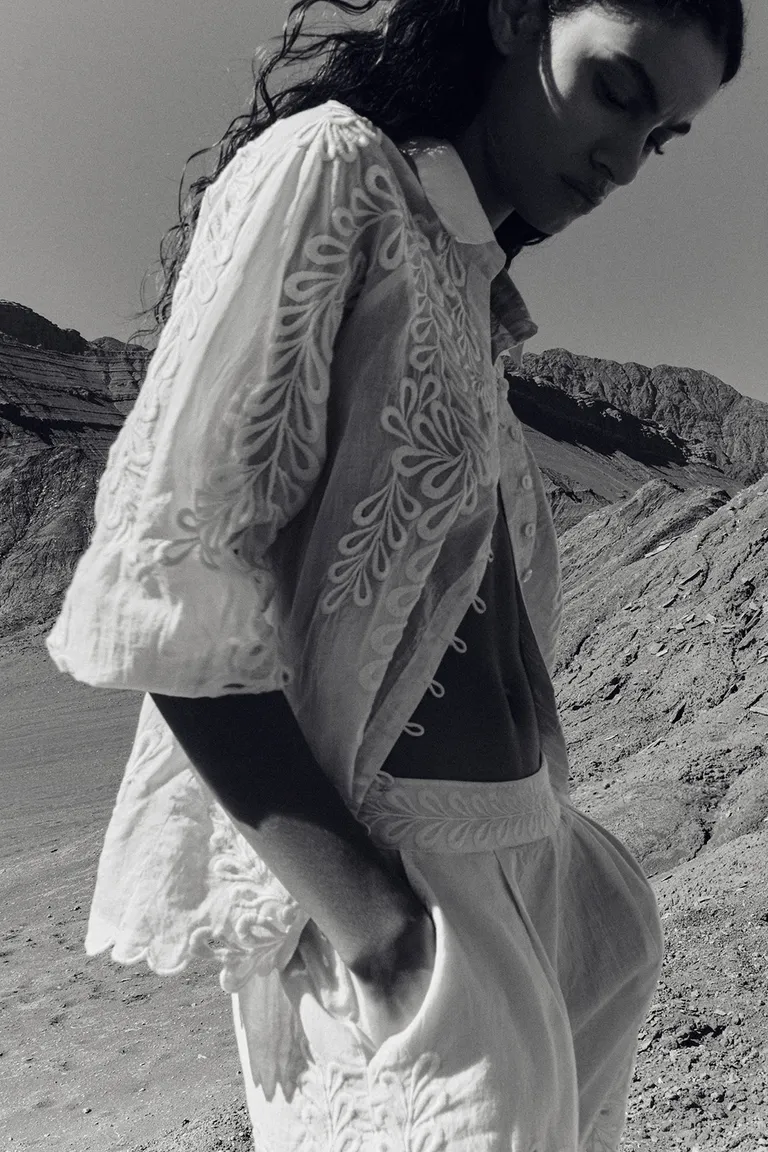 Camisa Rania: Elegancia Artesanal en una Prenda Versátil y Femenina de Sweet en Camisas para argentina