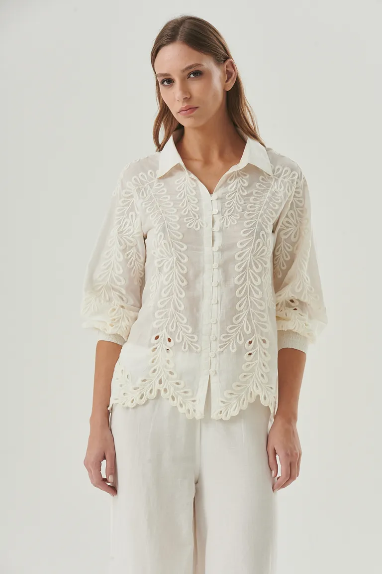 Camisa Rania: Elegancia Artesanal en una Prenda Versátil y Femenina de Sweet en Camisas para argentina