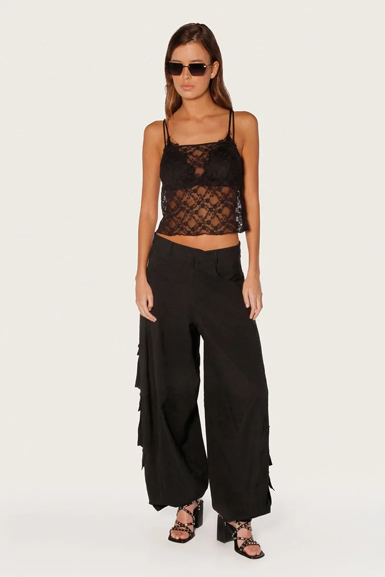 Top negro de encaje translúcido con diseño suelto y modular de Sofia Sarkany en Tops para argentina