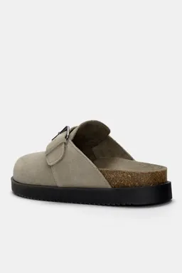 Zuecos de cuero con hebilla de Pull&Bear en Zuecos Planos para argentina