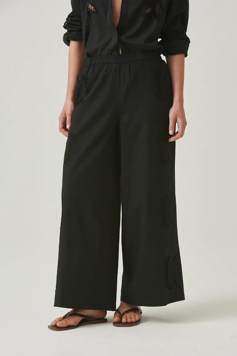 Pantalón Carmela: Diseño elegante y corte relajado para un look femenino y cómodo de Sweet en Pantalones para argentina