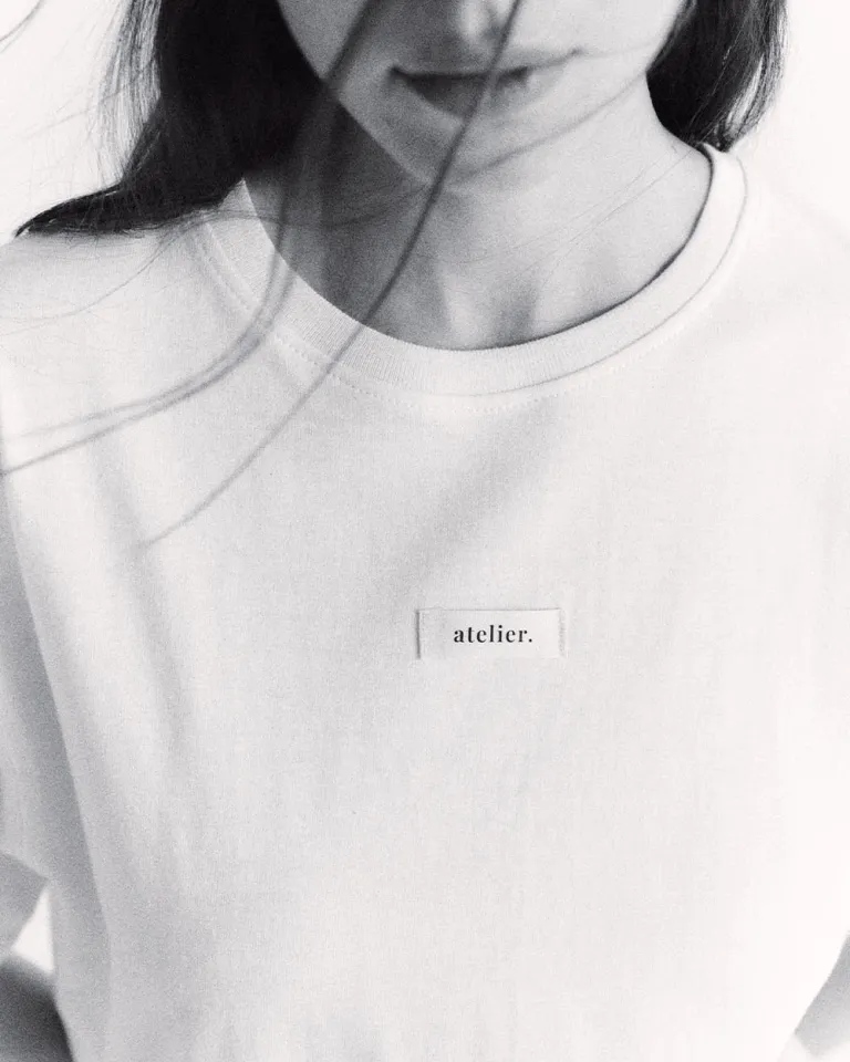 Remera oversized blanca con etiqueta personalizada Atelier de Sky en Remeras para argentina