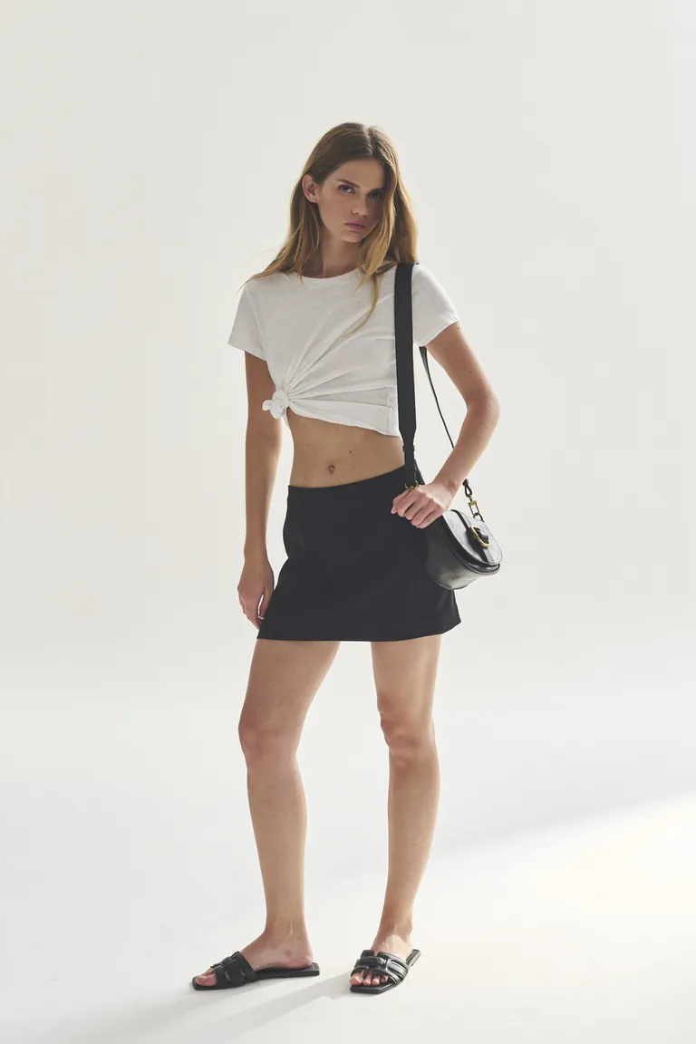 Remera de corte moderno y estilo minimalista para mujer de Akiabara en Remeras para argentina