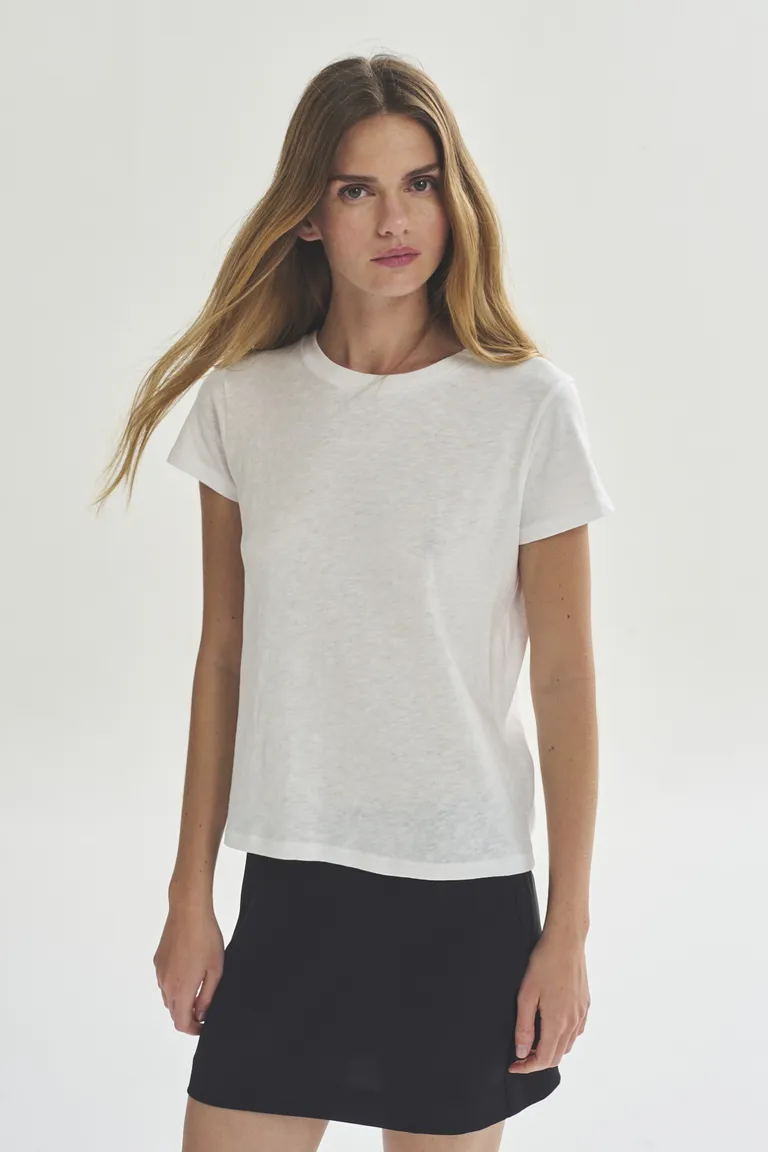 Remera de corte moderno y estilo minimalista para mujer de Akiabara en Remeras para argentina