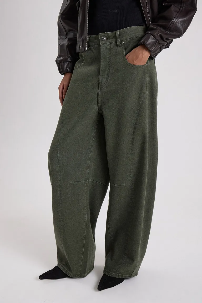 Pantalón de corte barrel con piernas anchas y costura vertical central de Maria Cher en Pantalones para argentina