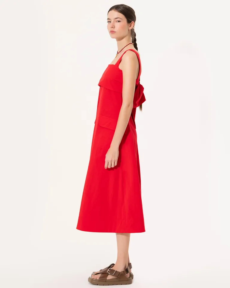 Vestido rojo midi con escote cuadrado y detalle de lazo en la espalda de Jazmin Chebar en Vestidos para argentina