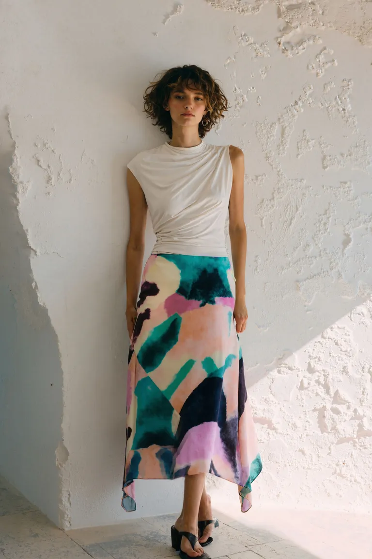 Falda midi con estampado pictórico en tonos esmeralda, violeta y coral de Maria Cher en Faldas para argentina