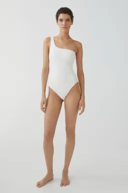 Traje baño asimétrico textura de Mango en Swimwear y Beachwear para argentina