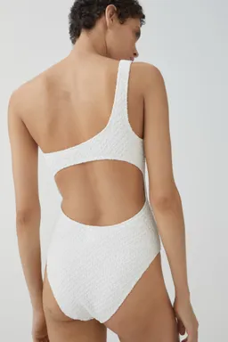 Traje baño asimétrico textura de Mango en Swimwear y Beachwear para argentina