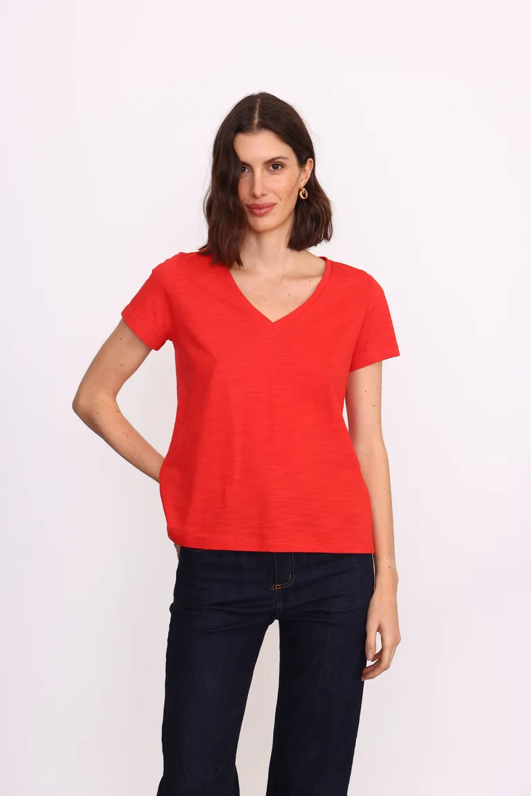 Remera básica de jersey flammé con escote en V y mangas cortas de Yagmour en Remeras para argentina