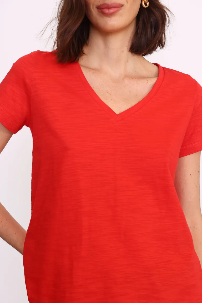 Remera básica de jersey flammé con escote en V y mangas cortas de Yagmour en Remeras para argentina