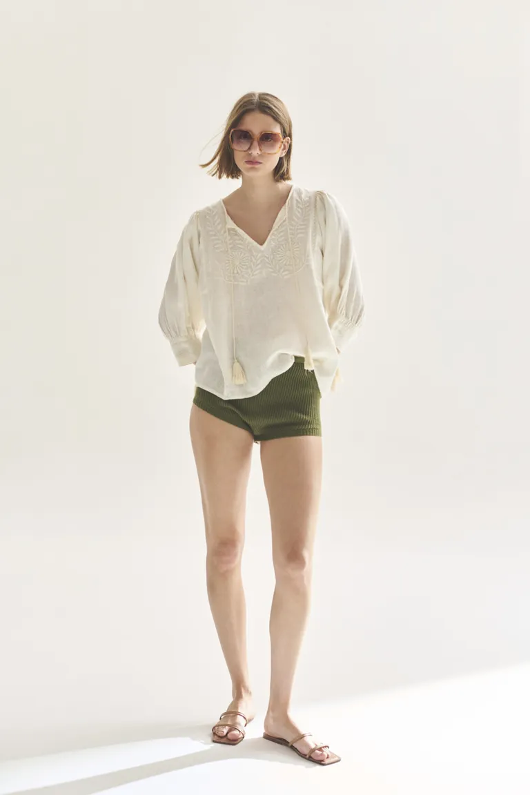 Blusa de manga abullonada con escote en V en tono blanco de Akiabara en Blusas para argentina