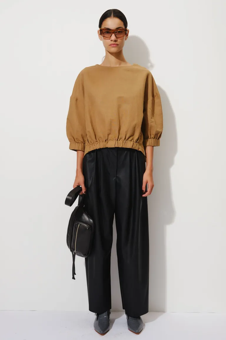 Top con escote redondo mangas largas y puños elásticos con detalle de volumen en el ruedo delantero de Mishka en Tops para argentina